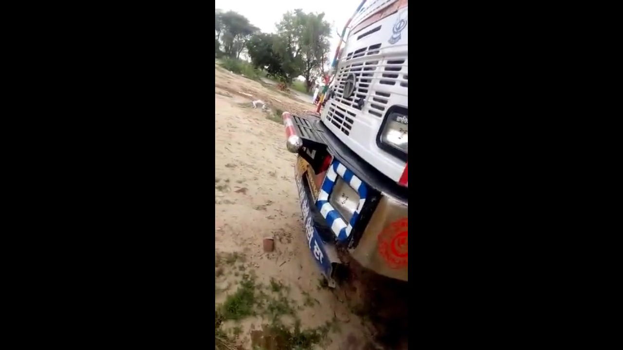 truck ke andar hi game kheldiya