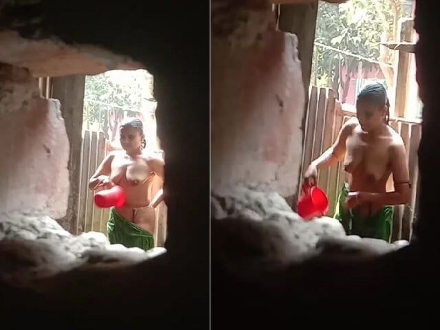 Village babhi bathing caught by voyeur viral MMS