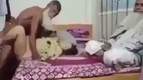 Do maulwi Paki randi ki chudai karte hue