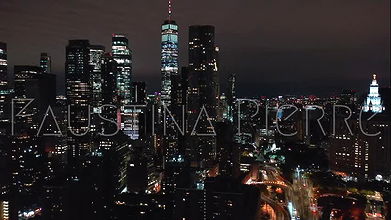 Piękna milf z dużymi cyckami masturbuje się cipką palcowania orgazmu, podczas gdy rodziny nie ma w domu